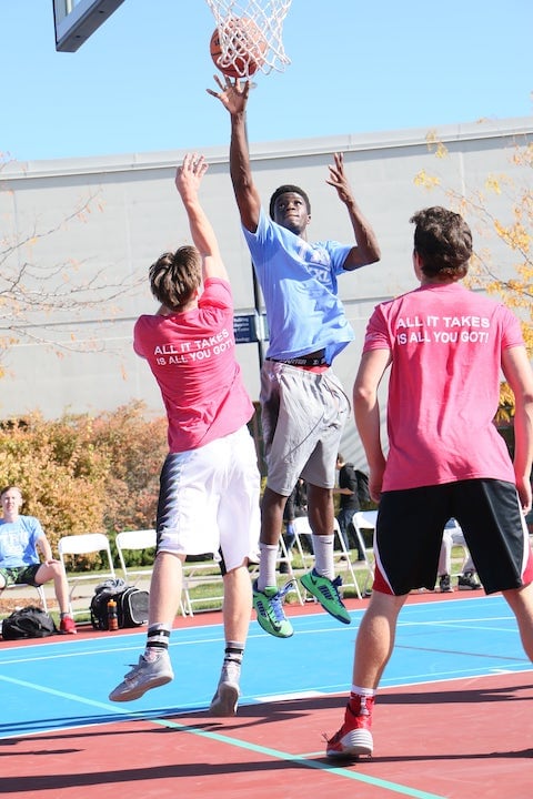 学生们在校园里的户外球场上打篮球