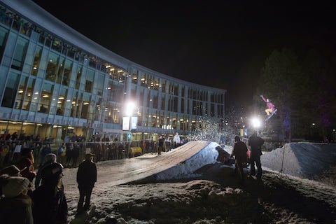 冬季在TRU举行的晚间单板滑雪活动