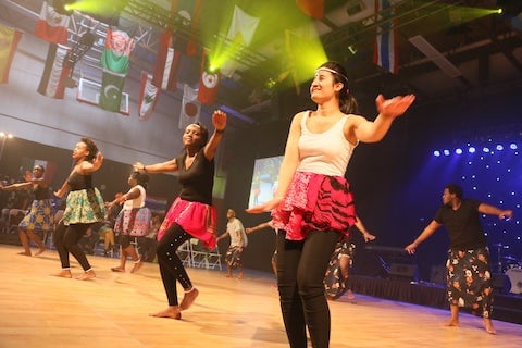 舞者在国际活动中表演