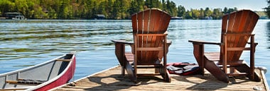 湖上码头尽头的椅子